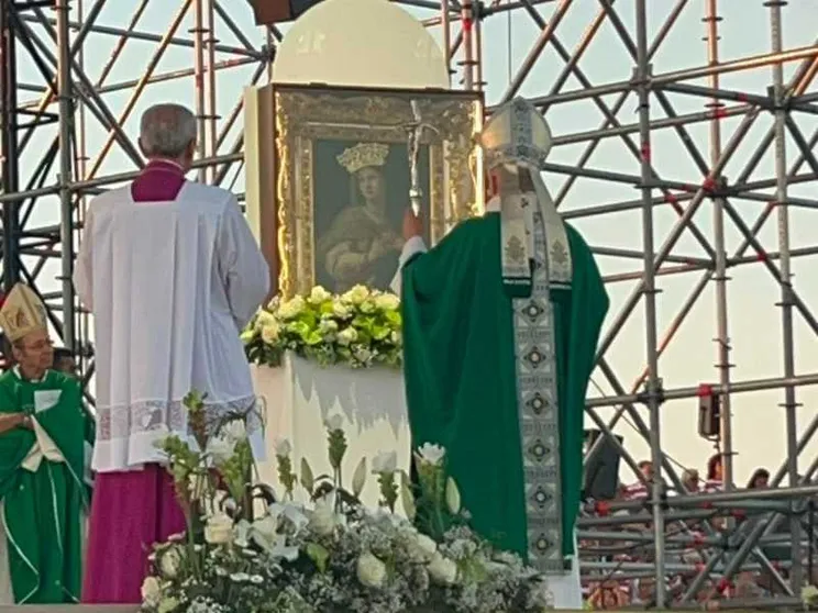 La preghiera del Papa davanti alla Madonna della Misericordia di Rimini dopo la Messa al porto