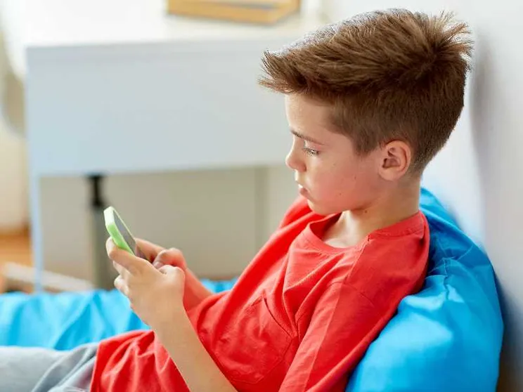 Le responsabilità sui social: ecco come un divieto può educare