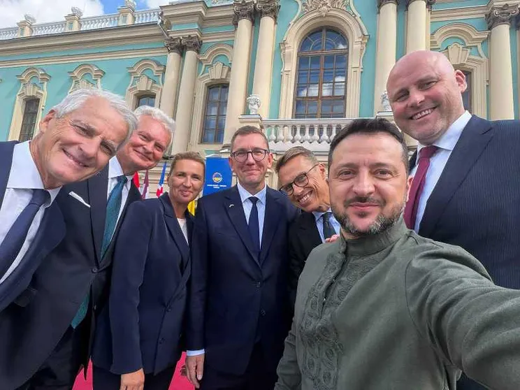 I leader del formato Nordic-Baltic Eight (NB8) si scattano un selfie durante il vertice a Kiev. Da sinistra, il premier norvegese Jonas Gahr Støre, il presidente lituano Gitanas Nausėda, la premier danese Mette Frederiksen, il premier estone Kristen Micha
