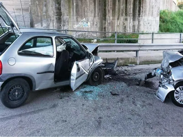 Quel che resta di un'auto dopo un incidente stradale / ANSA