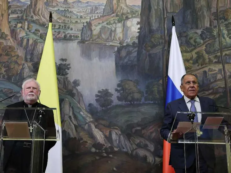 L’arcivescovo Gallagher e il ministro degli Esteri russo Lavrov  alla riunione congiunta con la stampa dopo i colloqui a Mosca / ANSA