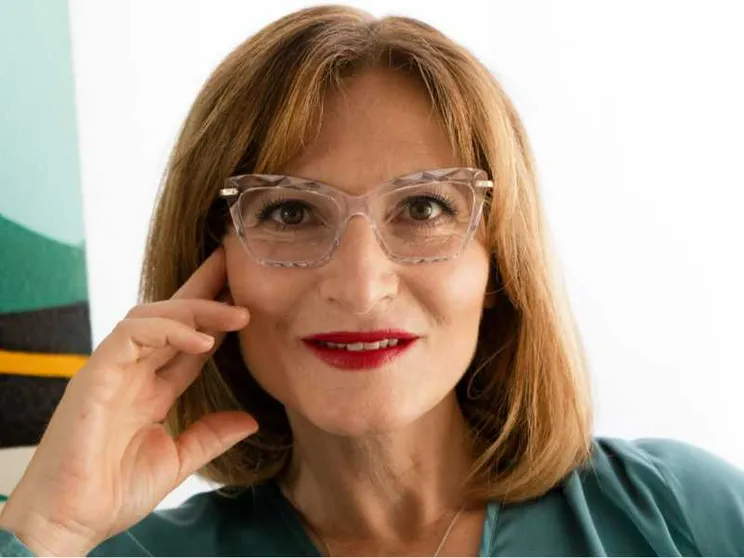 La gentilezza come atto di resistenza.
Così Natalia Re vuole disarmare l’odio