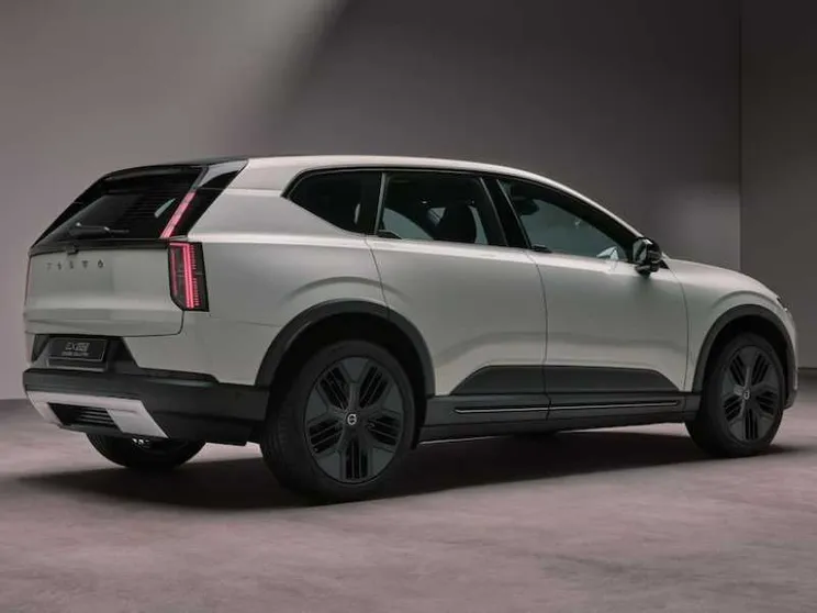 Volvo EX60, la svolta elettrica tra prestazioni e vocazione da stradista