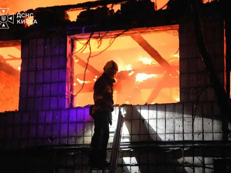 Un soccorritore al lavoro sul luogo di un attacco russo a Kiev