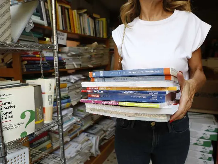 I libri scolastici costano di più, ma le famiglie quest'anno potrebbero spendere meno