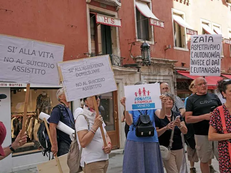 In Veneto il suicidio assistito è legge. Il patriarca di Venezia: così si rischia una deriva