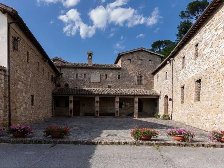 Il miele dei frati: a Camerino le api entrano in convento
