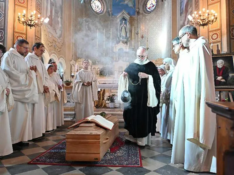 «Solo il Vangelo»: così l’ultimo saluto a Enzo Bianchi