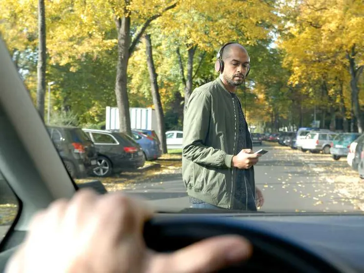 Patente a 17 anni e cellulare vietato ai pedoni: ecco come cambierà il Codice della Strada