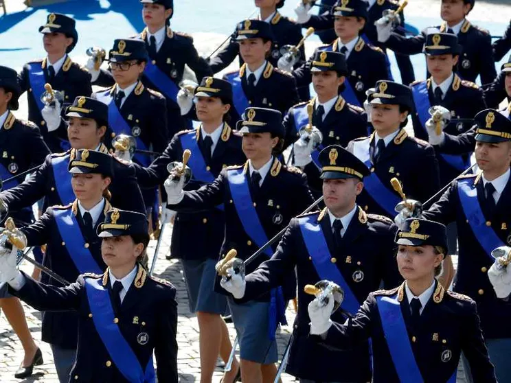 Quelle regole su tatuaggi e uniformi che penalizzano le donne in Polizia