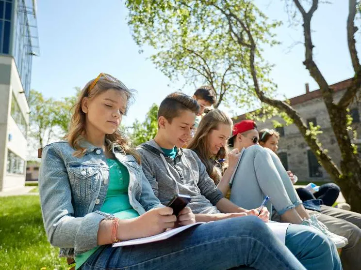 Limitare l’accesso ai social è rassicurare o educare?