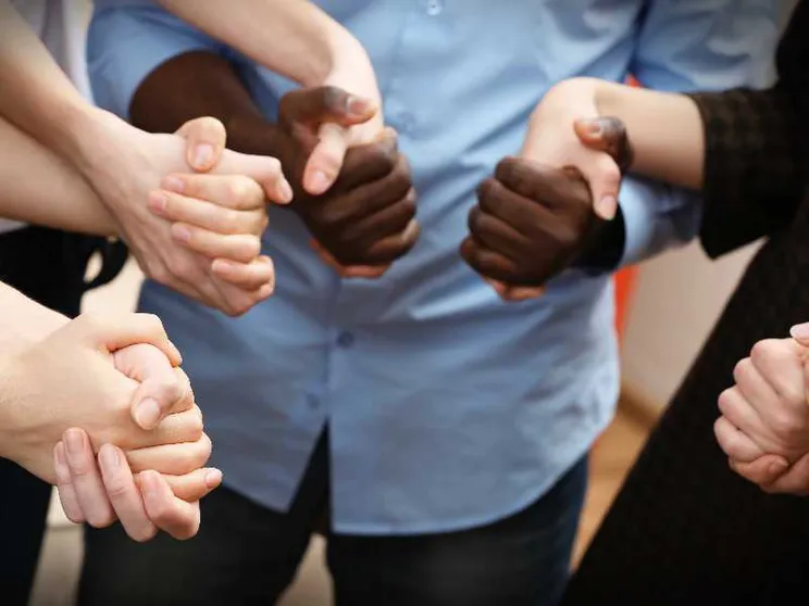 Ascoltare, accogliere, educare all’amore: le diocesi raccontano le buone prassi per le persone lgbt