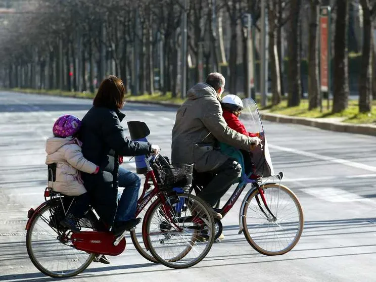 Una famiglia in bicicletta