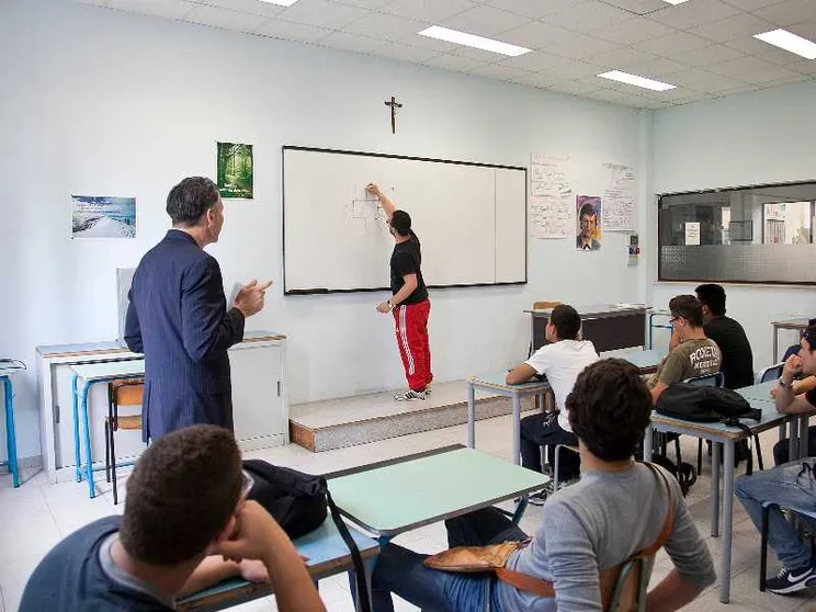 I 15enni italiani migliorano in Scienze (di più chi è più ricco): cosa dice il rapporto Ocse-Pisa