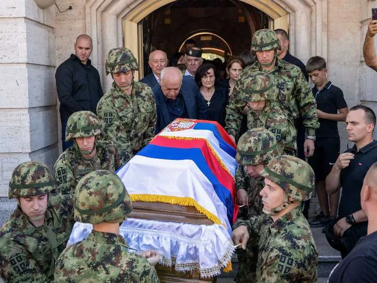 Soldati trasportano la bara di Ratko Mladic al termine dei funerali