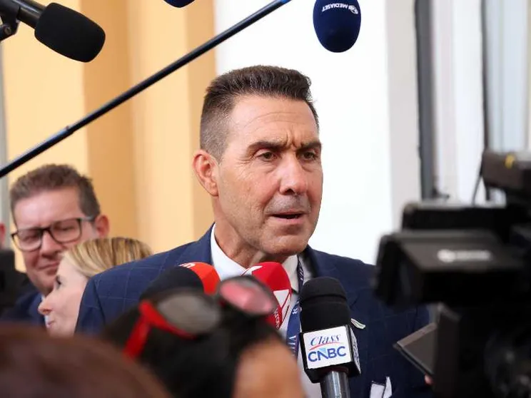 Vannacci perde pezzi e corteggia Meloni: tutti i movimenti dentro Futuro Nazionale