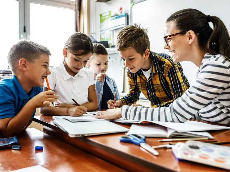 La scuola. La tentazione dell'IA. E poi una penna e un foglio