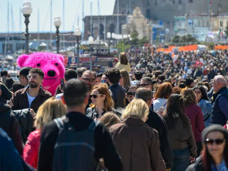 Napoli prova a mettere le sue regole sugli affitti brevi: ai turisti non più del 30% degli spazi