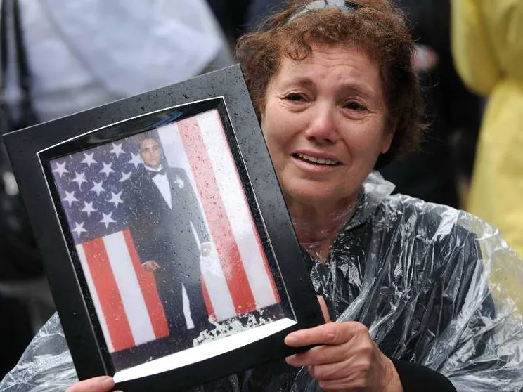 Anna Sereno, la mamma di Angelo, tiene tra le mani la fotografia del figlio ucciso negli attentati terroristici dell’11 settembre durante la cerimonia per l’ottavo anniversario a Ground Zero, New York