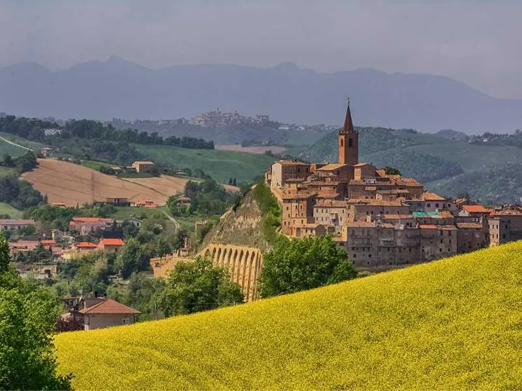 Da quattro distributori a zero ma il borgo di Castignano non si arrende e fa il pieno in autonomia