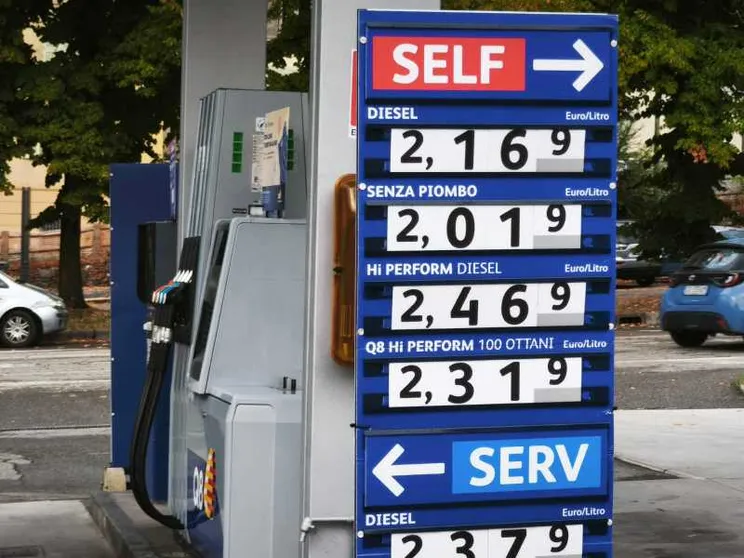 La benzina scontata del sindaco diventa un antidoto al caro-carburante (e allo spopolamento)