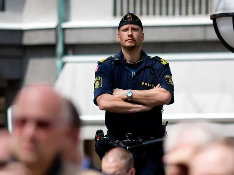 Un alto poliziotto svedese osserva e controlla la folla
