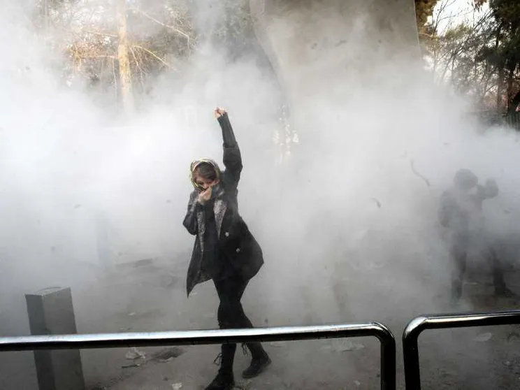 Una studentessa in una protesta all’università di Teheran