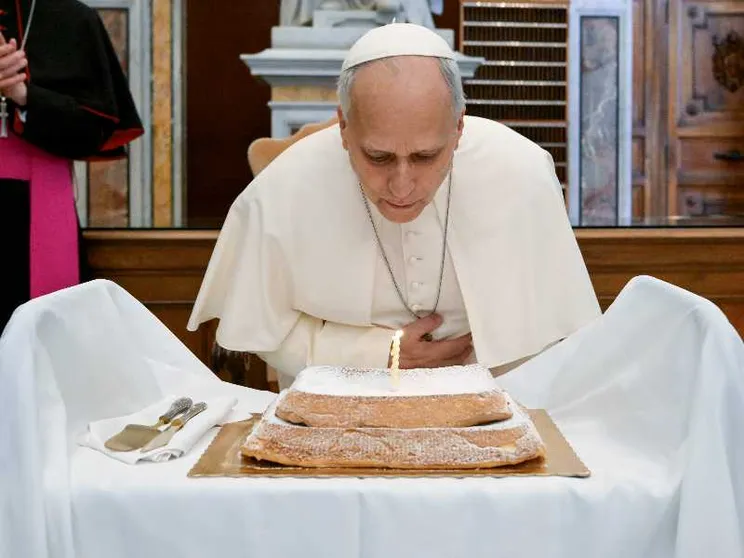 Papa Leone XIV con la torta per il suo 71° compleanno / VATICAN MEDIA