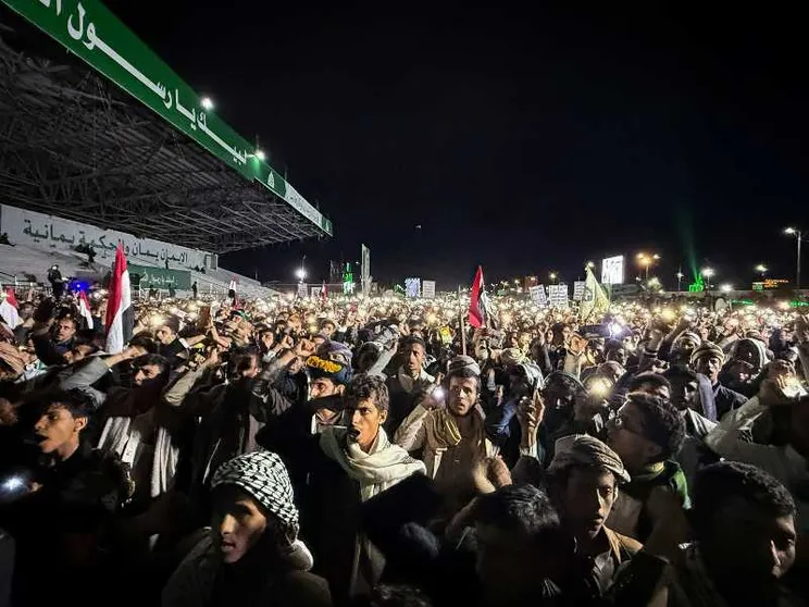 Sostenitori degli Houthi scandiscono slogan mentre celebrano l'offensiva lungo la costa yemenita del Mar Rosso, a Sanaa