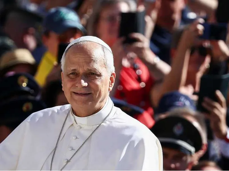 Papa Leone XIV saluta i fedeli in piazza San Pietro prima dell'udienza generale / VATICAN MEDIA