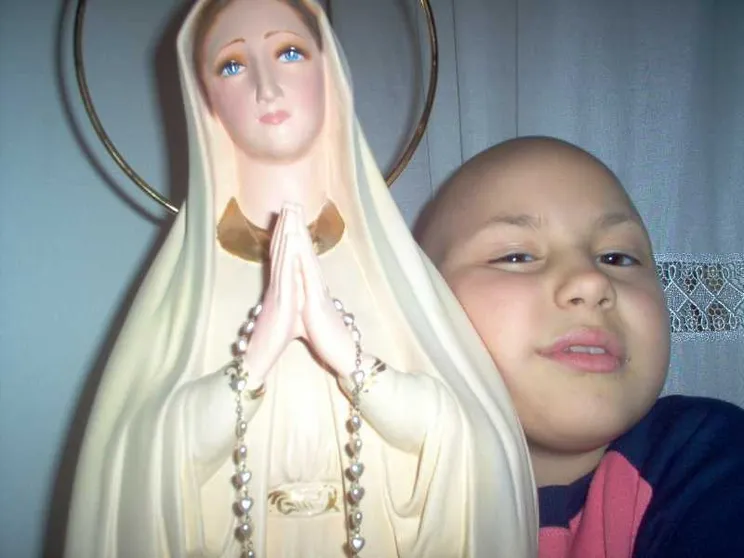 Martina abbraccia la statua della Madonna / Famiglia Kluzer