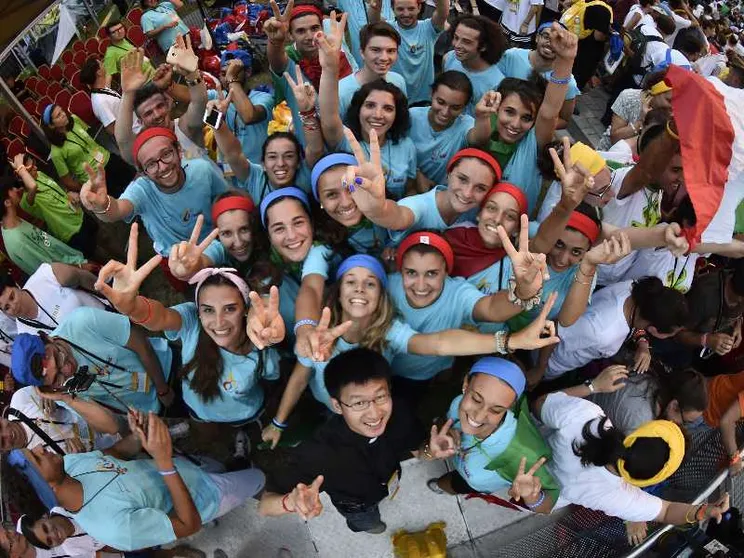 Giovani in festa a una Gmg. Secondo Maddalena Pievaioli l'educazione è una via preziosa per trasmettere il Vangelo / SICILIANI