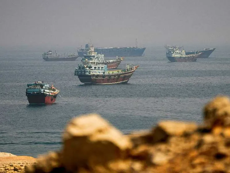Navi in transito nello Stretto di Hormuz, fotografate da Musandam, nell'Oman, a fine agosto 2026/ REUTERS