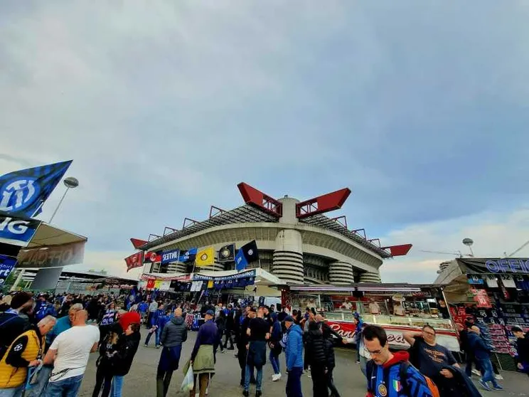 Il derby Internazionale-Milan il 19 settembre 1926 inaugurava lo stadio di San Siro noto anche come stadio Giuseppe Meazza. Qui una immagine del derby della Madonnina del 2025/ ANSA