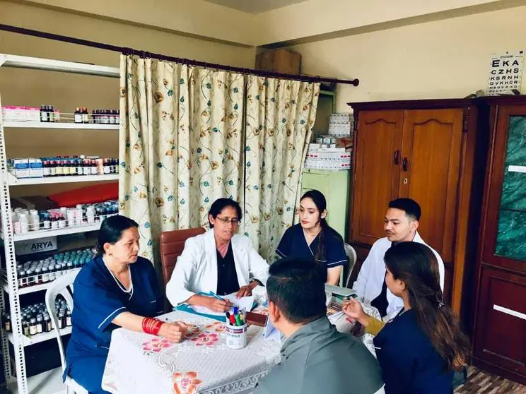 Suor Lenita D’Souza con lo staff del suo ospedale mobile