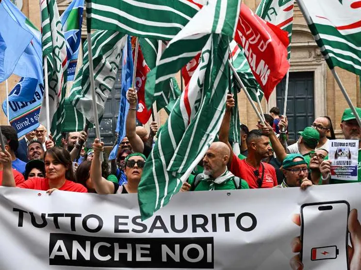 «Più assunzioni e meno precari»: lo sciopero dei lavoratori Apple nel giorno del lancio del nuovo iPhone
