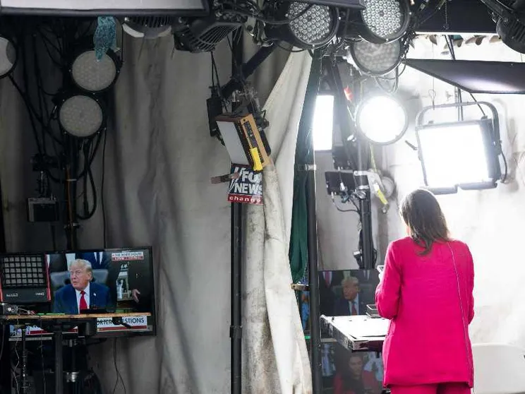 La corrispondente senior della Cnn alla Casa Bianca, Kristen Holmes, in attesa di andare in onda dall’ala nord della residenza presidenziale/ ANSA
