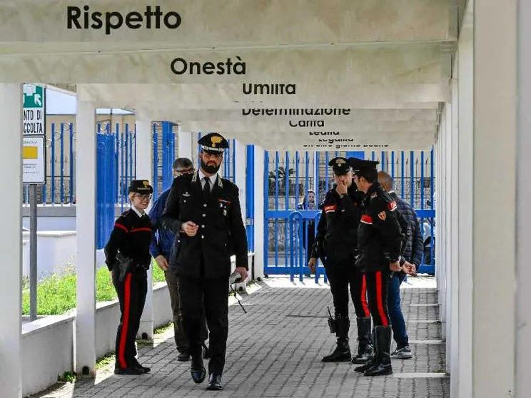 Le scuole italiane hanno iniziato a usare i metal detector, ma «la repressione non basta»