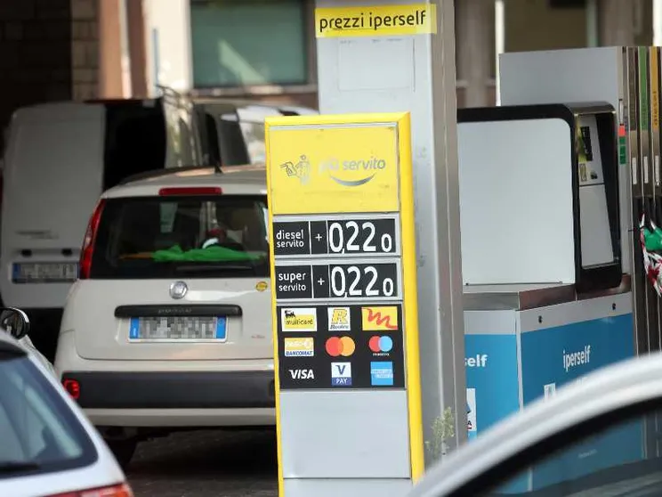 Auto fanno riforniemento a un distributore di benzina nel Comasco