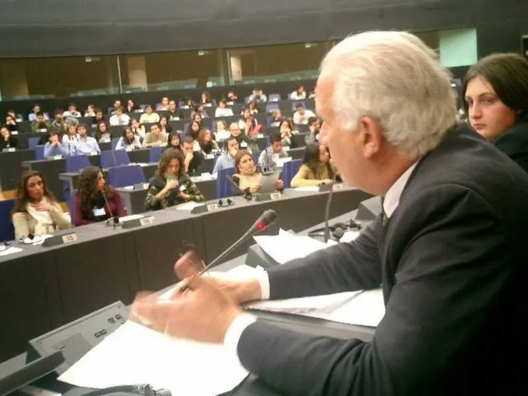 Carlo Casini al Parlamento europeo durante una delle "sue" iniziative per i giovani