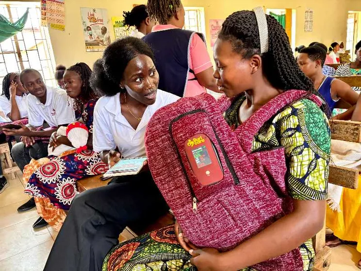 Così Comfort salva i neonati prematuri con il suo marsupio made in Africa