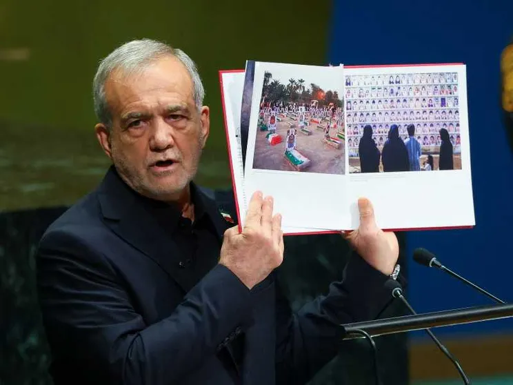 Pezeshkian all'Onu mostra le foto dei bambini uccisi in Iran