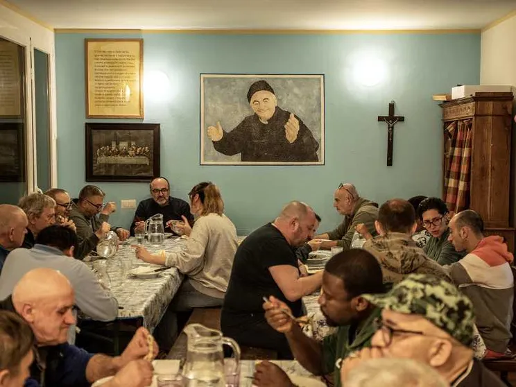 Non solo pasti ma posti a tavola. In piazza i volontari di don Benzi