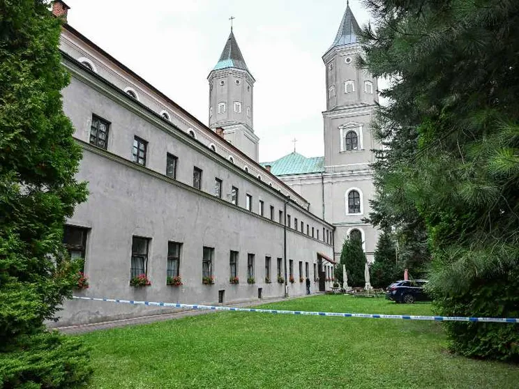 Un prete è stato ucciso in un'abbazia, quattro persone sono state ferite: la Polonia è sotto choc
