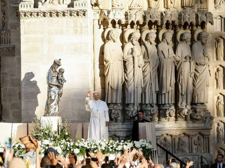 Il Papa davanti a Notre-Dame
