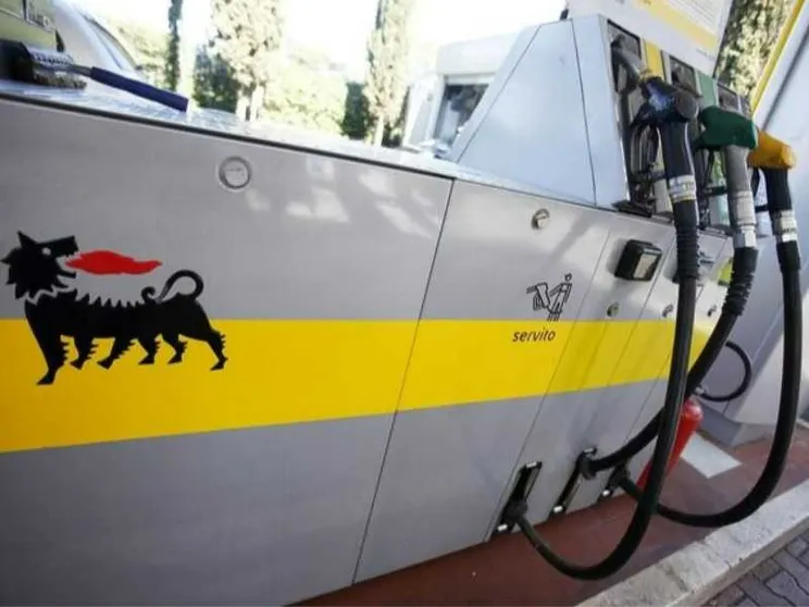 Il simbolo dell'Eni su un distributore di benzina/ ANSA