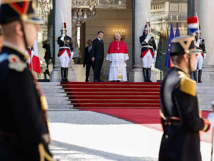 Il Papa in Francia: «Il riarmo, soluzione errata. È l’ora del dialogo e della diplomazia»
