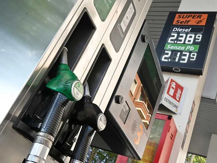 Da oggi il tetto Eni ai carburanti. E l’Europa torna a discutere gli extraprofitti