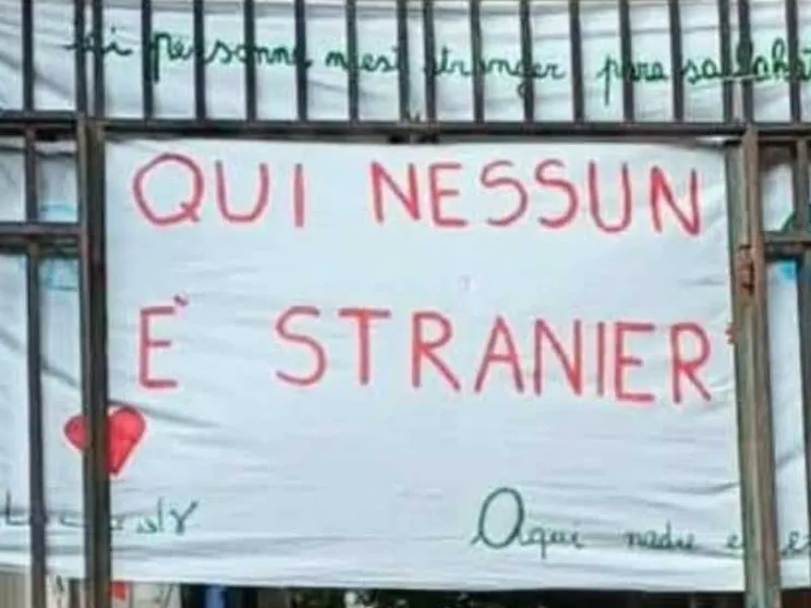 Il lenzuolo appeso all'ingresso della scuola primaria Daneo di Genova