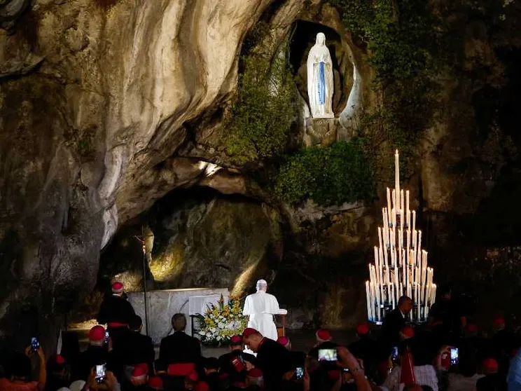Papa Leone XIV in preghiera alla Grotta di Massabielle nel Santuario di Lourdes / REUTERS